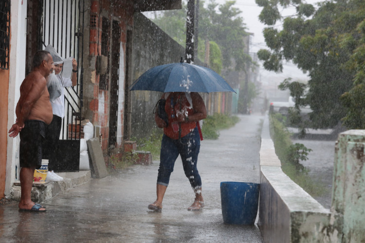 Chuva no fim da manhã desta quarta-feira, 29, no bairro Jardim América, em Fortaleza