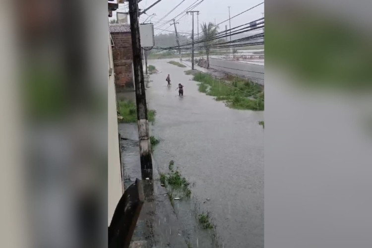 Chuva alaga rua Santo Onofre, no bairro Iparana, em Caucaia, e moradores reclamam após perderem móveis e eletrodomésticos