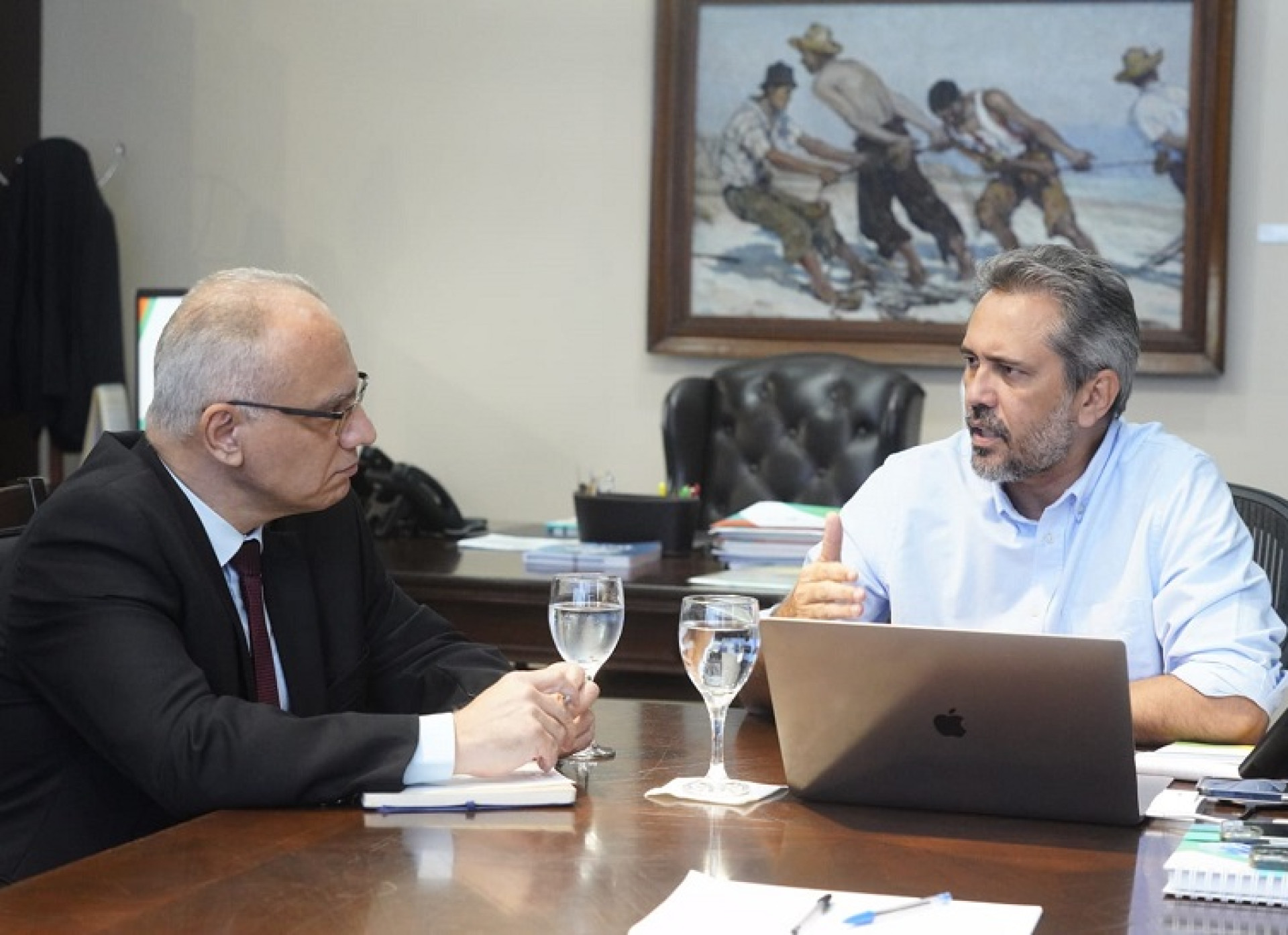Imagem do encontro com o novo secretário da Segurança, Roberto Sá, foi publicado pelo governador Elmano de Freitas em suas redes sociais
 (Foto: Carlos Gibaja/Governo do Ceará)