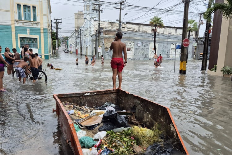 Alagamento na avenida Pessoa Anta com rua Boris, no bairro Centro