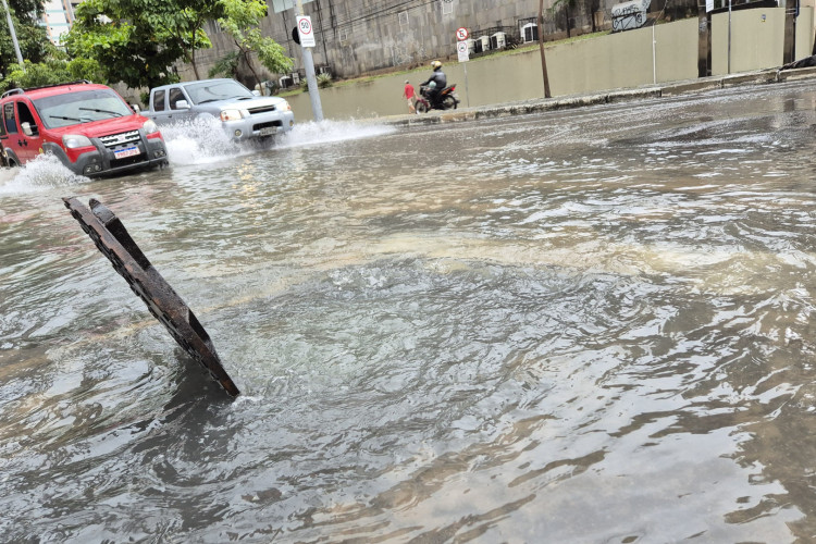 Chuvas em Fortaleza provoca pontos de alagamento nesta quinta-feira, 30