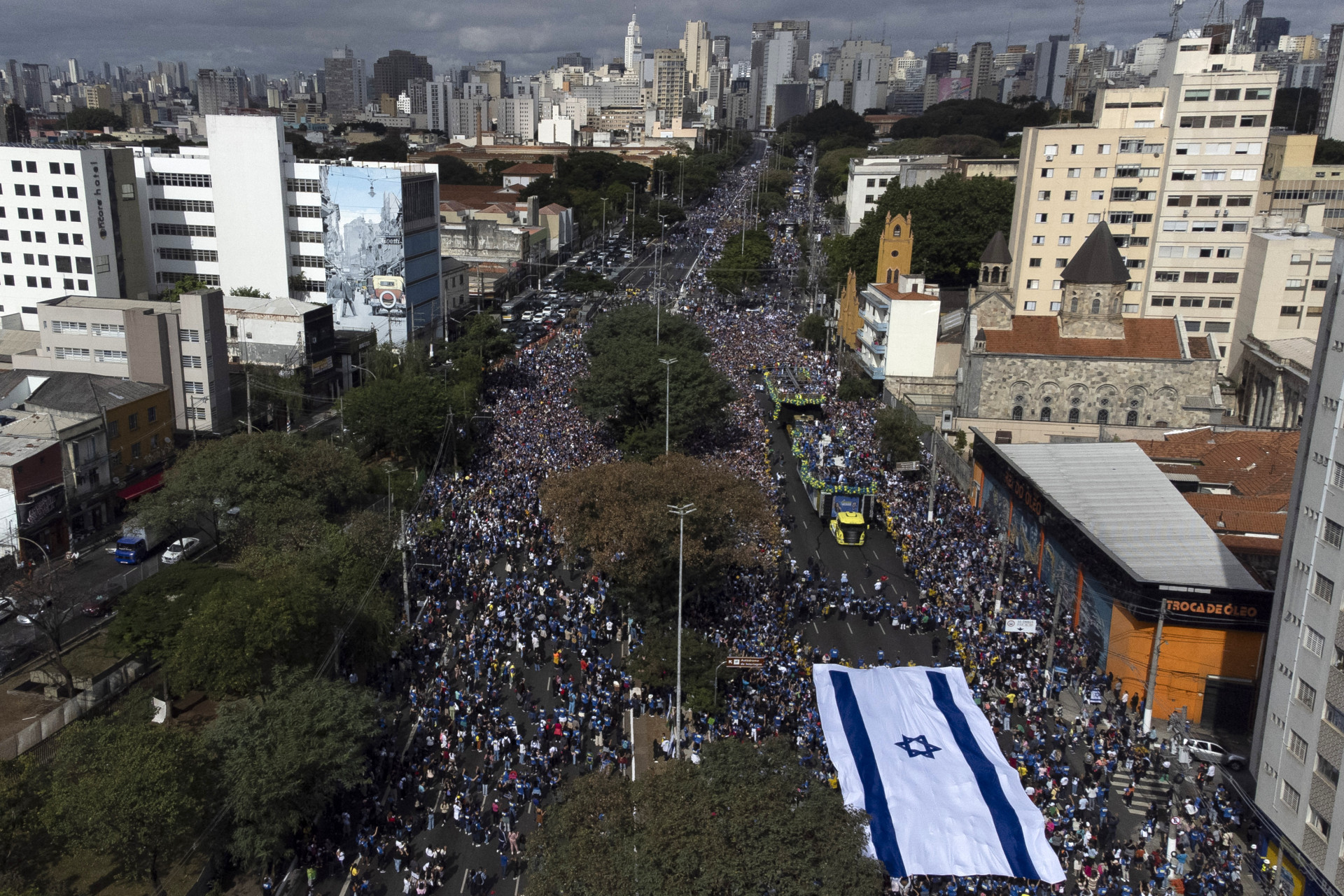 ￼MULTIDÃO na 