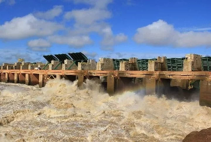 Uma usina hidrelétrica é um tipo de construção que utiliza o movimento da água de rios para produzir eletricidade. Para construir uma, é necessário represar a água de um rio, ocupando uma grande área. 