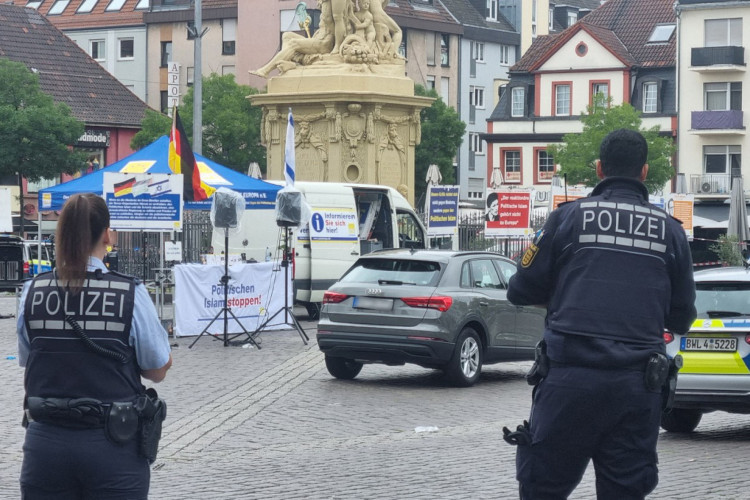 Policiais protegem a área depois que várias pessoas ficaram feridas em um ataque com faca em 31 de maio de 2024 em Mannheim, oeste da Alemanha.