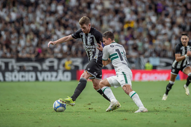 Aylan e Natanael disputam lance no jogo Ceará x Coritiba, no Castelão, pela Série B 2024