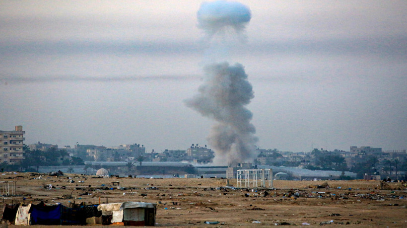 Ondas de fumaça após o bombardeio israelense em Rafah, no sul da Faixa de Gaza, em meio ao conflito em curso entre Israel e o grupo palestino Hamas.