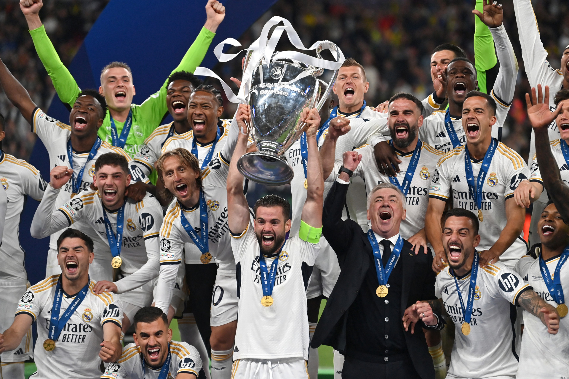 Real Madrid's players lift the trophy to celebrate their victory at the end of the UEFA Champions League final football match between Borussia Dortmund and Real Madrid, at Wembley stadium, in London, on June 1, 2024. (Photo by INA FASSBENDER / AFP) (Foto: INA FASSBENDER / AFP)