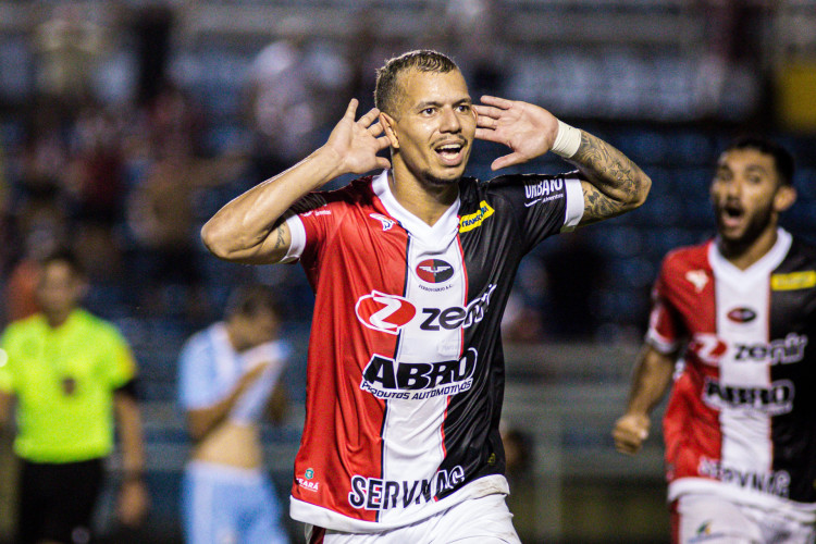 Marcelinho, atacante do Ferroviário, comemora o gol da vitória