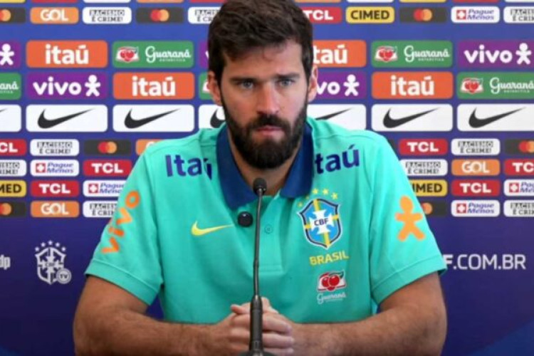 Goleiro titular dos Canarinhos analisa o seu momento e de seus rivais diretos e mostra confiança em seguir em alto nível 
