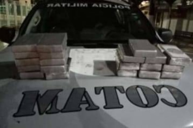 Policiais encontraram a droga escondida dentro do banco do veículo. Material veio do estado do Mato Grosso