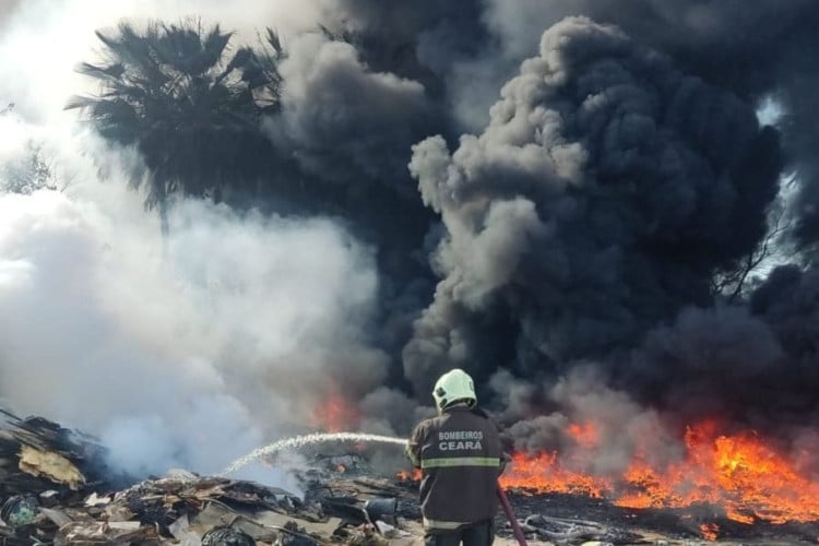 Incêndio registrado em vegetação no Maracanaú