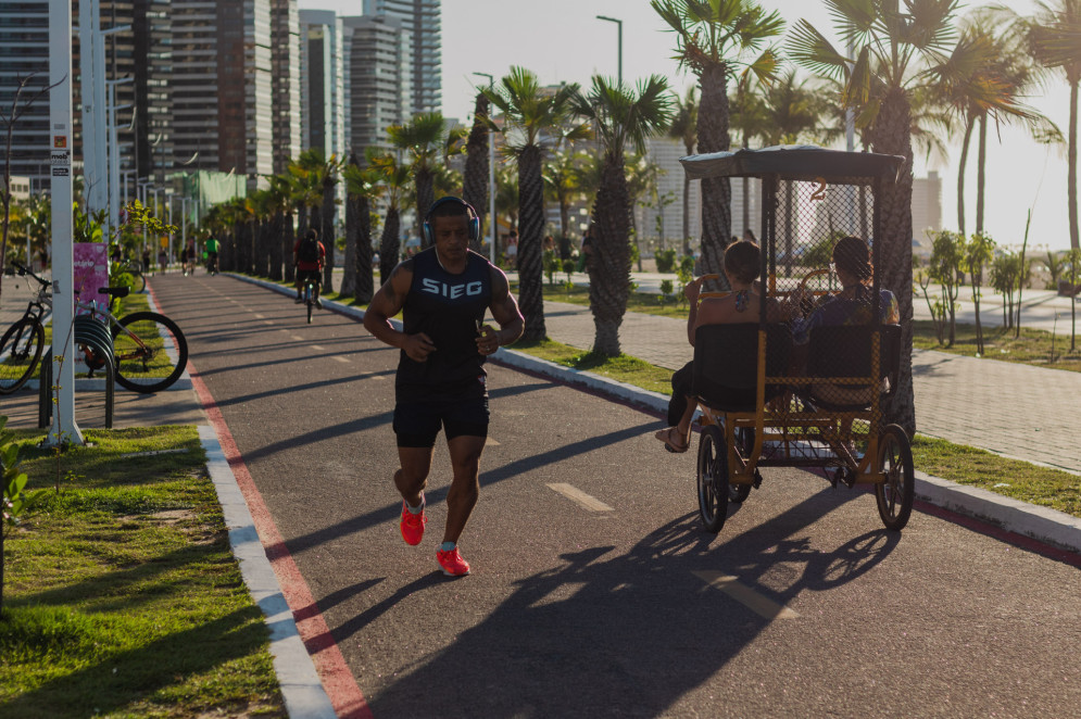 O calçadão da Beira Mar, em Fortalexza, passou pelo processo de revitalização e atualmente vive o impasse de aglomeração entre pedestres, ciclistas e feirantes, tanto na calçada, quanto no corredores . (Foto: Fernanda Barros/O Povo)(Foto: FERNANDA BARROS)