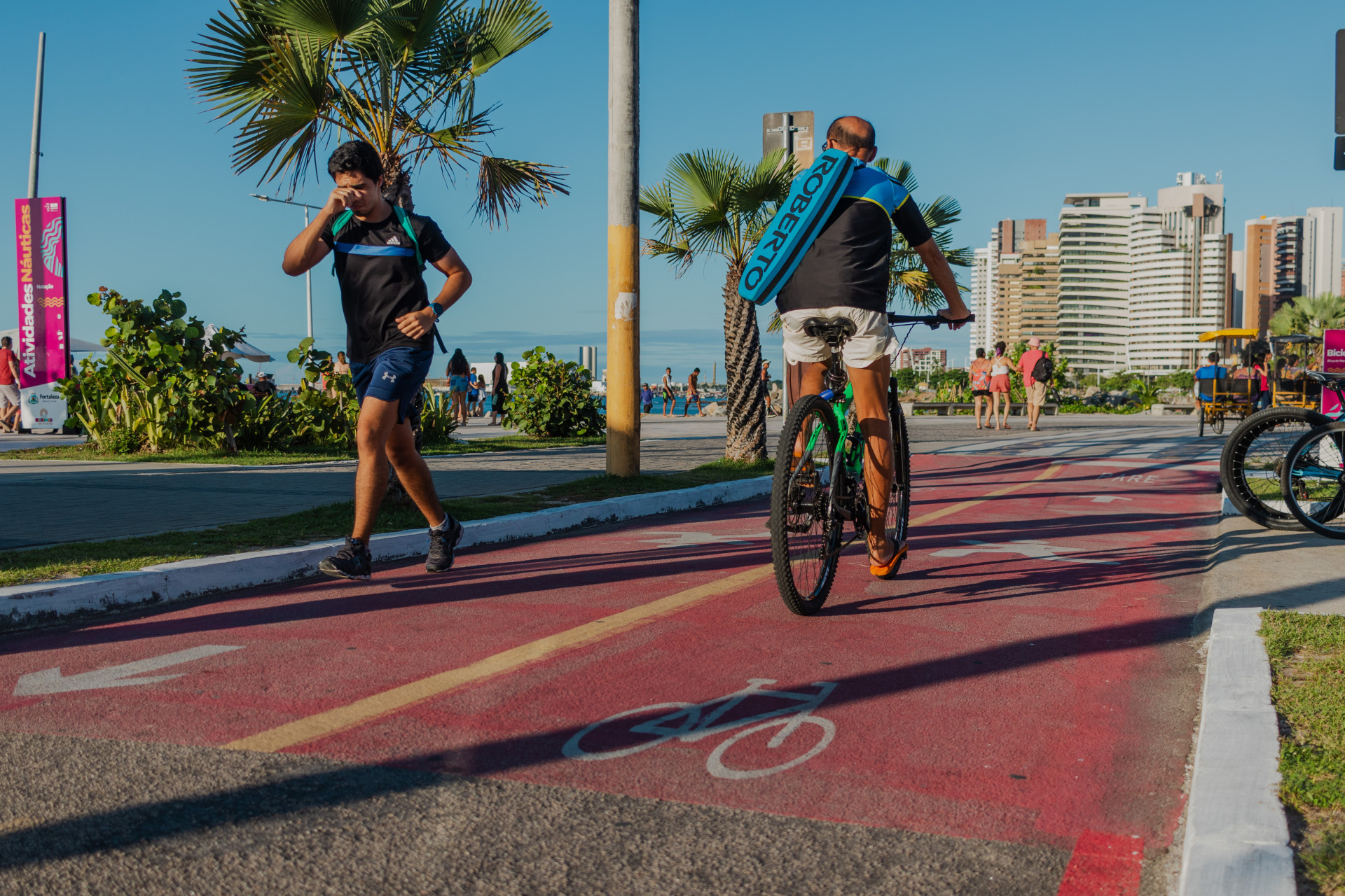 ￼CICLOFAIXA do Calçadão da Beira Mar de Fortaleza é compartilhada (Foto: FERNANDA BARROS)