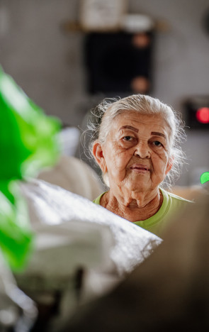 Dona Nete é reconhecida como primeira catadora do estado do Ceará e fundou uma associação de catadores no bairro do Pirambu(Foto: JÚLIO CAESAR)