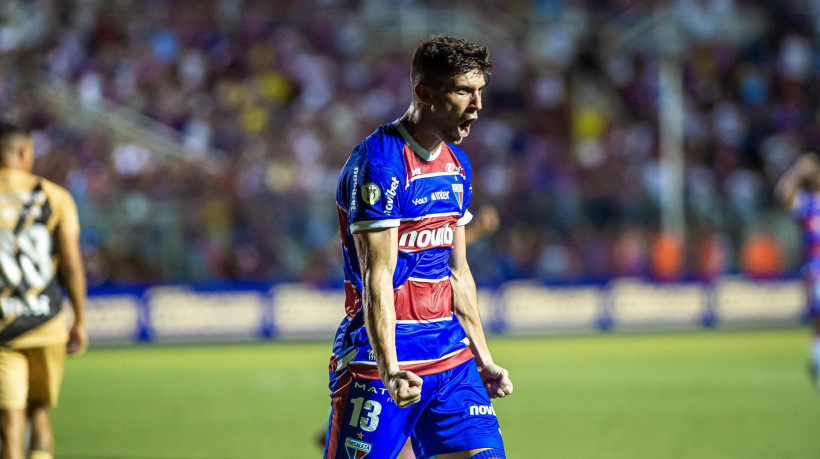 Zagueiro Kuscevic, do Fortaleza, comemorando gol contra o Athletico Paranaense 