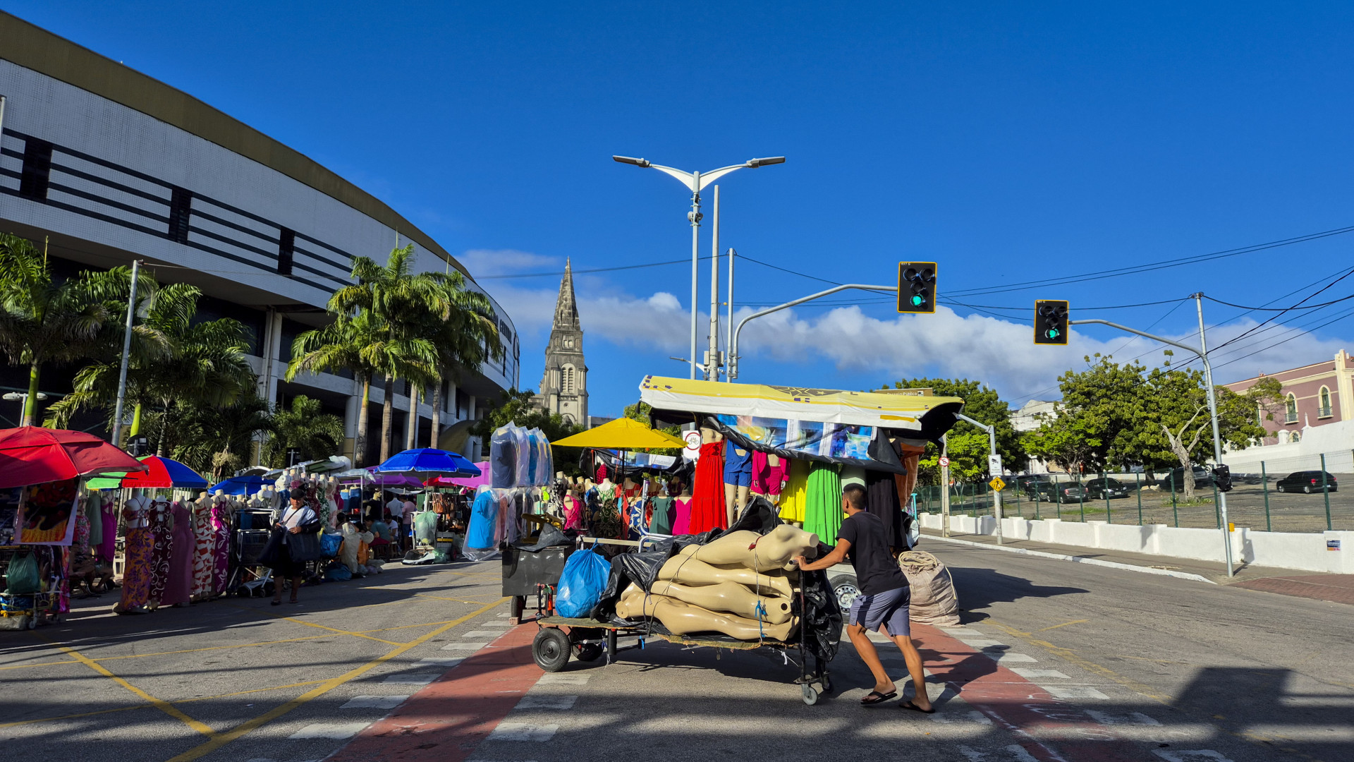 ￼MERCADO Central e comércio ambulante são pontos a equacionar, diz Sarto (Foto: FCO FONTENELE)