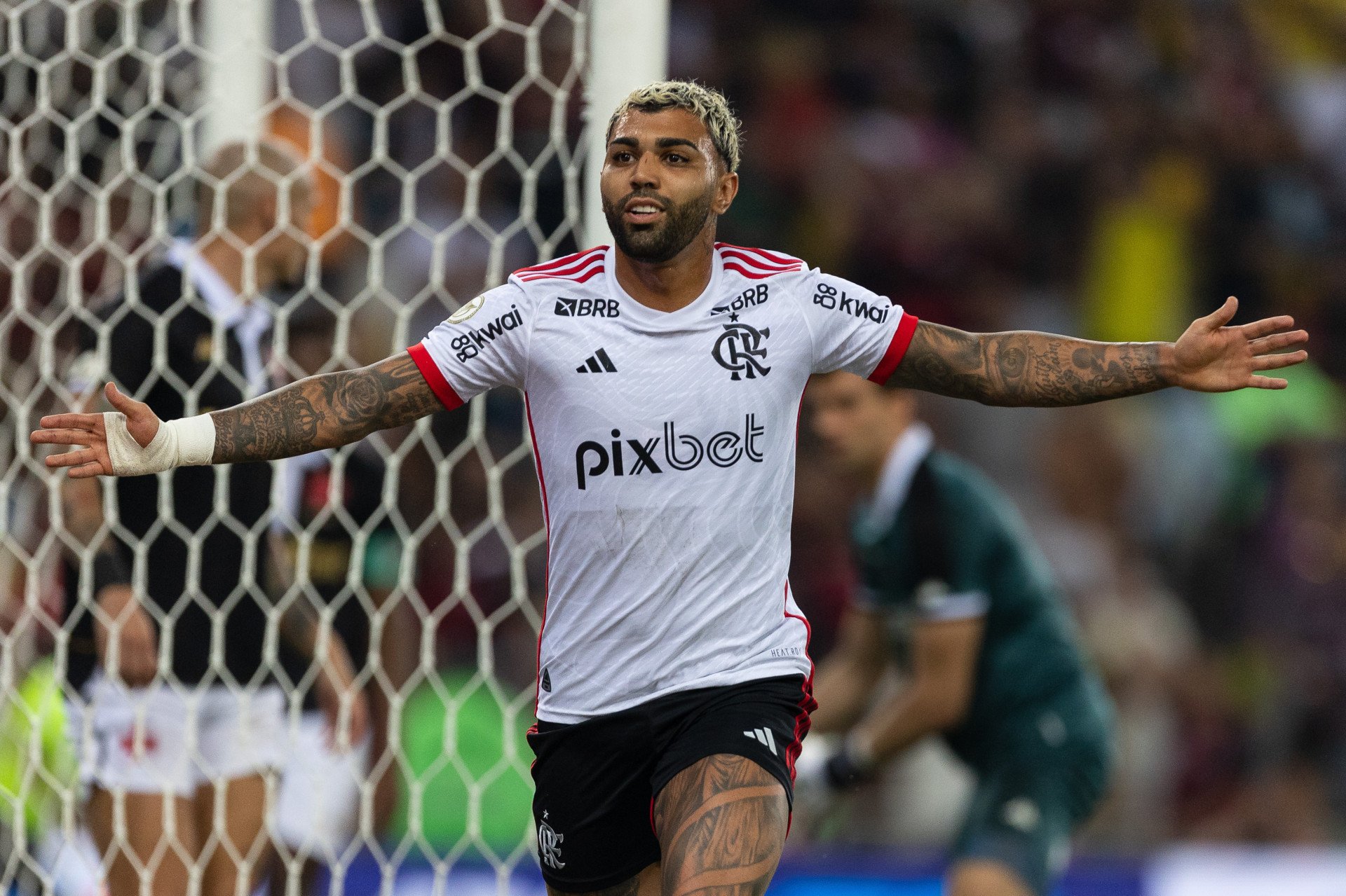 RIO DE JANEIRO, BRASIL - 02 DE JUNHO: GABRIEL BARBOSA, do Flamengo, comemora após marcar o sexto gol do time durante a partida entre Vasco e Flamengo no Brasileirão 2024, no Estádio do Maracanã, em 02 de junho de 2024, no Rio de Janeiro, Brasil. (Foto: RUANO CARNEIRO/AE)