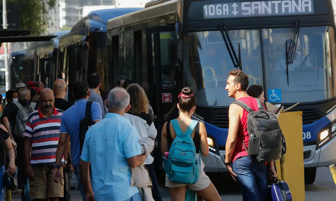 Motoristas de ônibus aprovam greve a partir de sexta-feira em SP