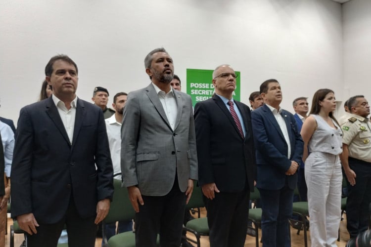 O governador Elmano de Freitas (PT) na posse do novo secretário de Segurança Pública do Ceará, Roberto Sá