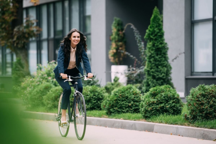 Andar de bicicleta beneficia a própria saúde e a mobilidade urbana (Imagem: LightField Studios | Shutterstock)