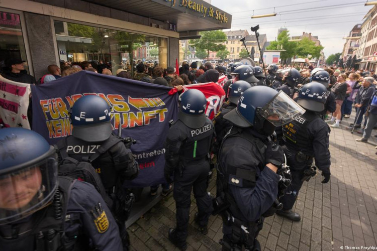 Policiais entraram em conflitos com manifestantes durante protesto após ataque a faca em Mannheim nesse domingo, 2