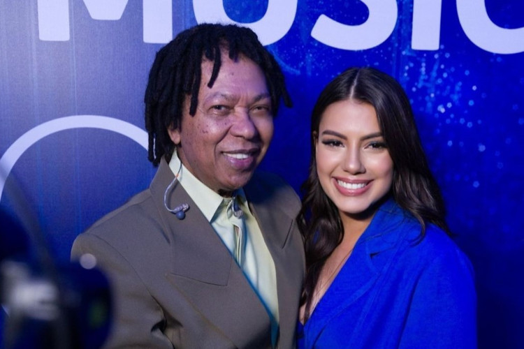 Ex-BBB Fernanda Bande conhece Djavan e se emociona ao encontrar o ídolo