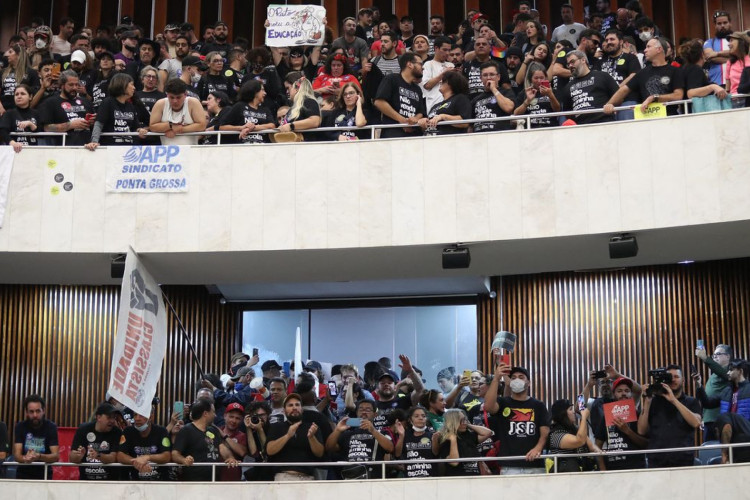 Assembleia Legislativa do PR aprova terceirização da gestão de escolas