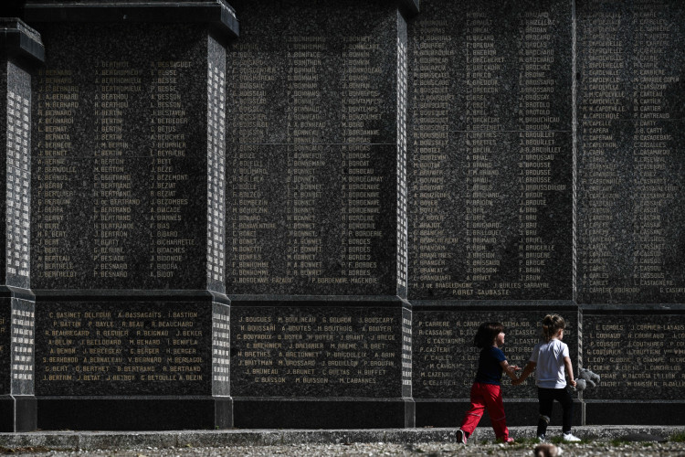 Crianças passam por monumento memorial da Segunda Guerra Mundial em 4 de junho de 2024, em Bordeaux, sudoeste da França, antes das comemorações do "Dia D" que marcam o 80º aniversário do desembarque dos Aliados na Segunda Guerra Mundial na Normandia(Foto: Philippe López/AFP)