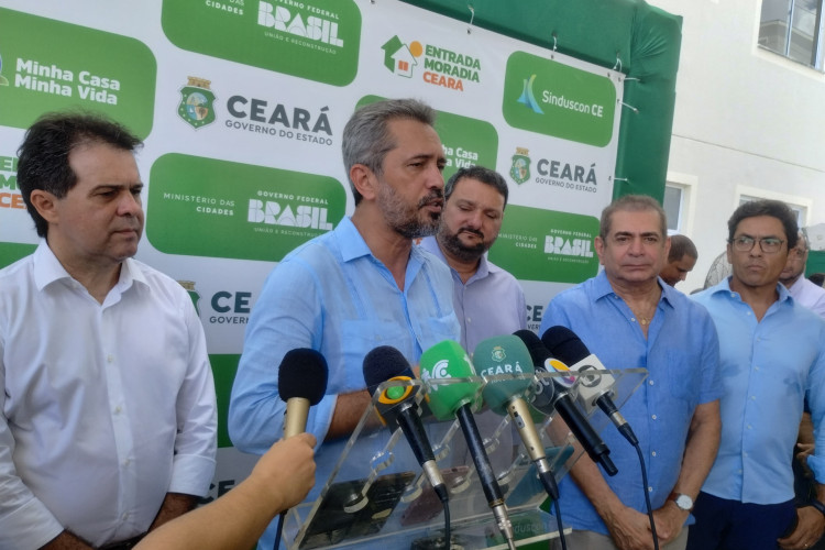 O governador do Ceará, Elmano de Freitas (PT) em coletiva no lançamento do Programa Entrada Moradia