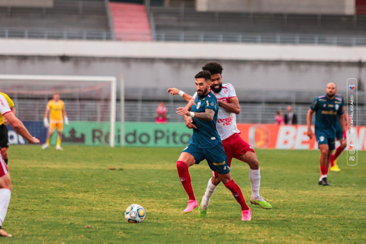 Lucero, atacante do Fortaleza, em duelo contra o CRB-AL, pela Copa do Nordeste, na fase de grupos