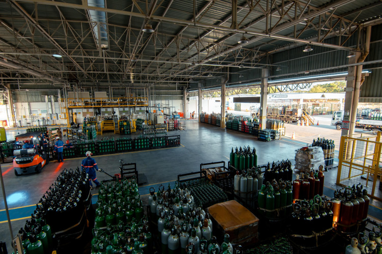A área da fábrica é de 12 mil metros quadrados