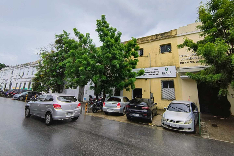 Fachada do imóvel onde funcionam o Núcleo de Atendimento ao Custodiado da Perícia Forense (Nuac-Pefoce) e a Vara de Audiências de Custódia de Fortaleza(Foto: CLÁUDIO RIBEIRO)