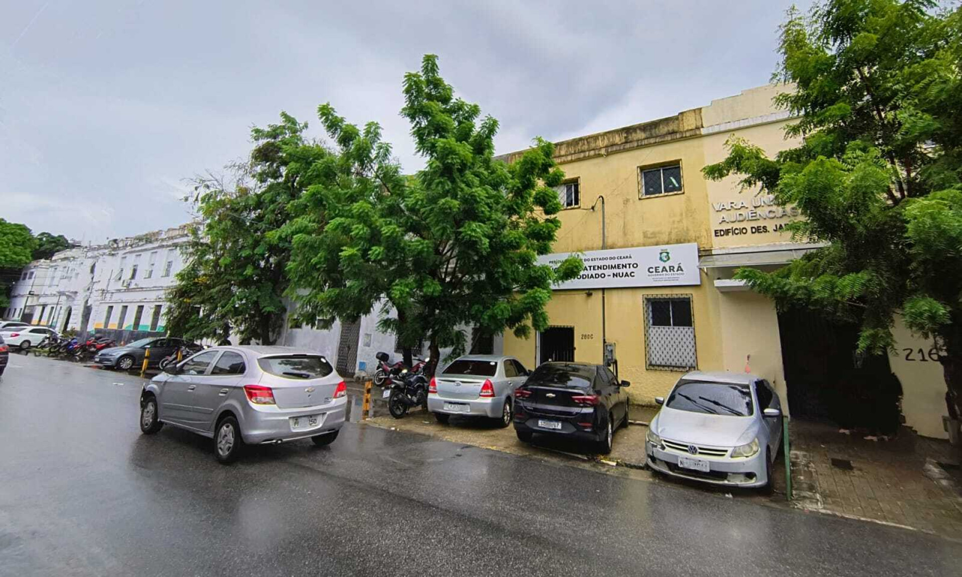 Fachada do imóvel onde funcionam o Núcleo de Atendimento ao Custodiado da Perícia Forense (Nuac-Pefoce) e a Vara de Audiências de Custódia de Fortaleza (Foto: CLÁUDIO RIBEIRO)