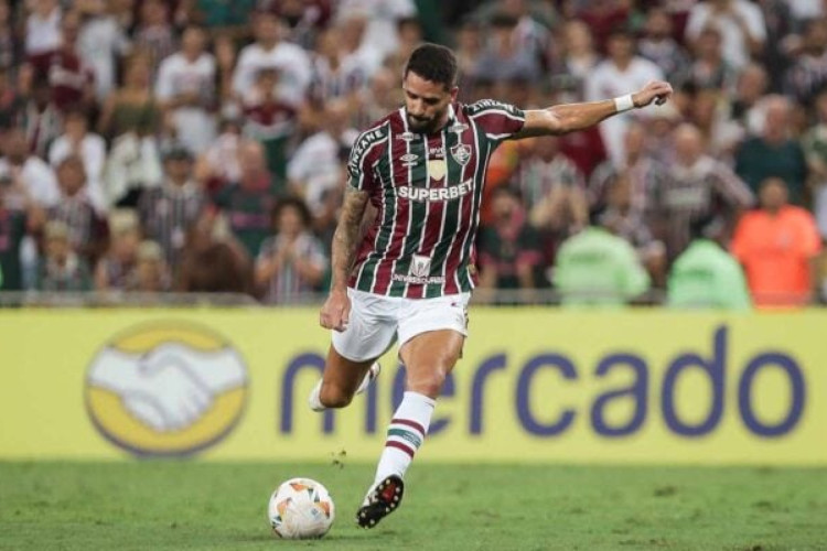 Jogador também relembra passagem pelo futsal tricolor no início da carreira e analisa disputa pela titularidade no meio de campo