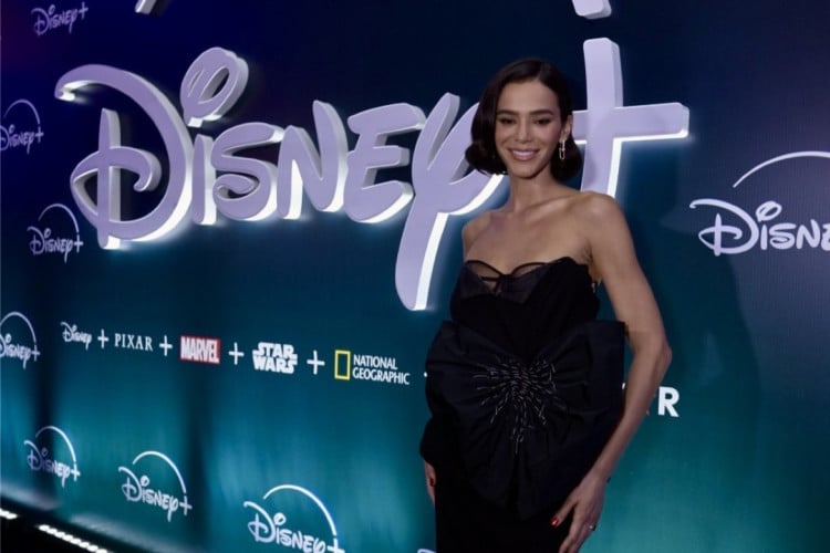 Bruna Marquezine faz sua estreia como roteirista em nova série do Disney+