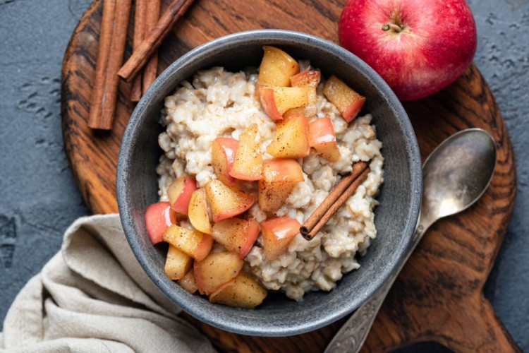 Mingau de aveia com maçã e canela (Imagem: Vladislav Noseek | Shutterstock)