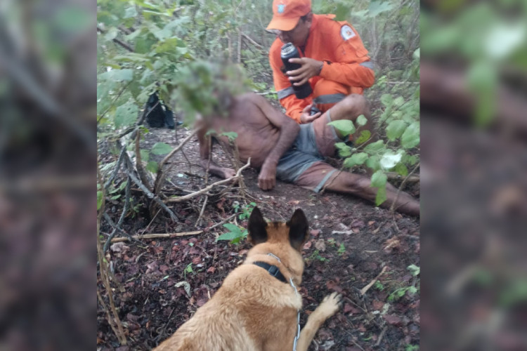 Idoso resgatado com auxílio de cães no interior do Ceará