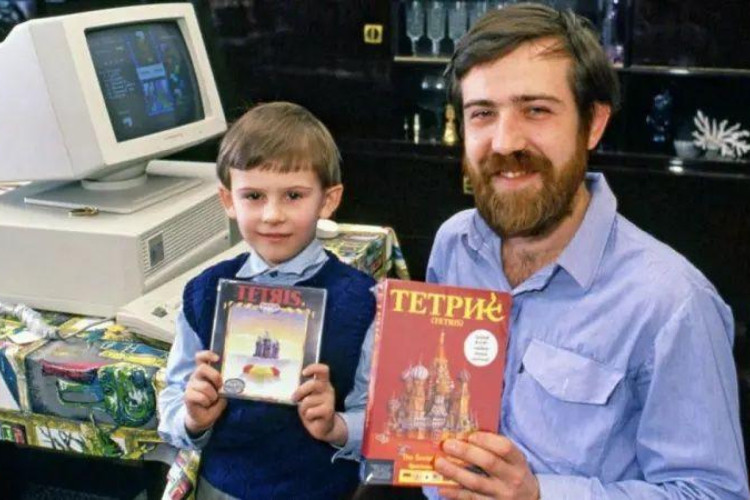 Alexey Pajitnov — fotografado aqui ao lado do filho em 1989 — só passou a ganhar dinheiro com o Tetris alguns anos após sua invenção