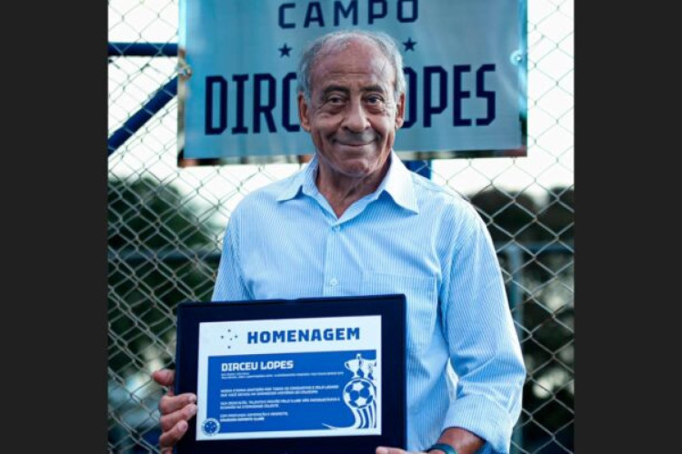 O maior artilheiro da história do clube mineiro recebeu uma placa de Adilson Batistap e terá campo na Toca da Raposa em seu nome