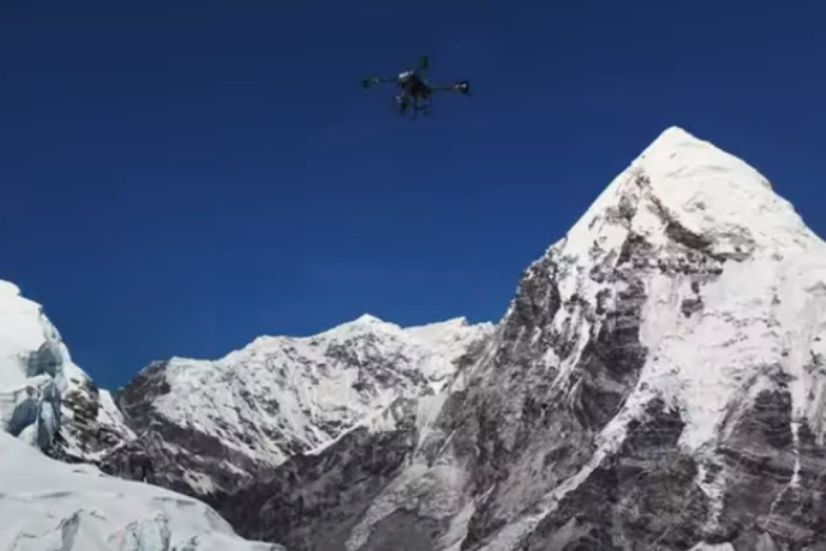 O drone conseguiu entregar cilindros de oxigênio e suprimentos para alpinistas que estavam no Monte Everest
