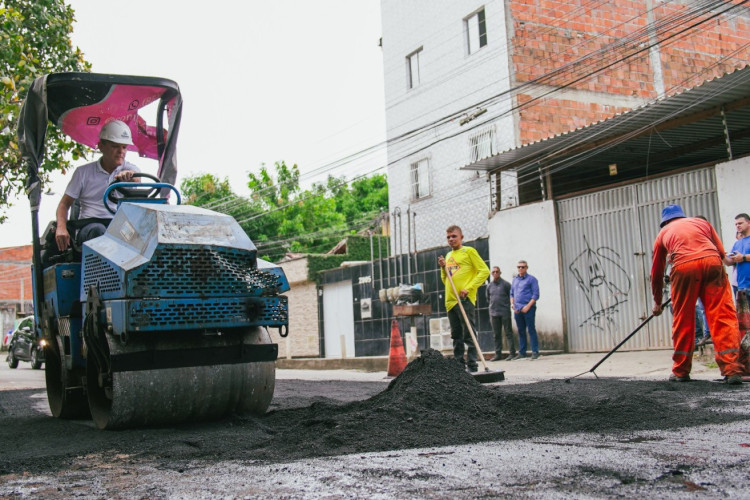 Visita do prefeito de Fortaleza a obra de recapeamento em Itaperi