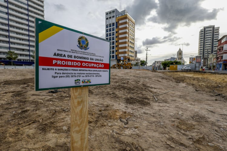Fortaleza, CE, BR 24.06.07 - Placa da SPU indicando que terreno do Ed São Pedro é área de domínio da união  (Fco Fontenele O POVO)
