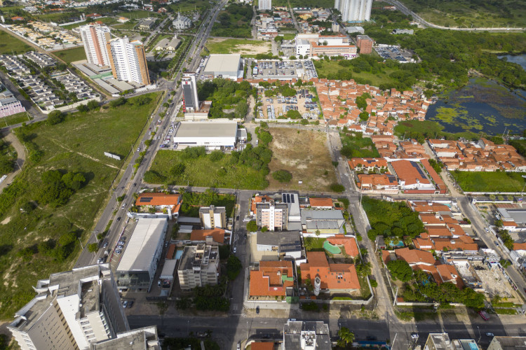 ÁREA fica no bairro Manuel Dias Branco, próximo à avenida Santos Dumont. O terreno abrange o equivalente a dez quarteirões, sendo que cerca de metade dos 11,4 hectares contém vegetação