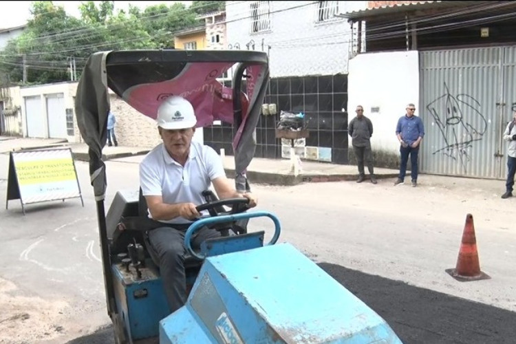 Prefeito de Fortaleza, José Sarto (PDT), durante fiscalização de ações de recapeamento de vias