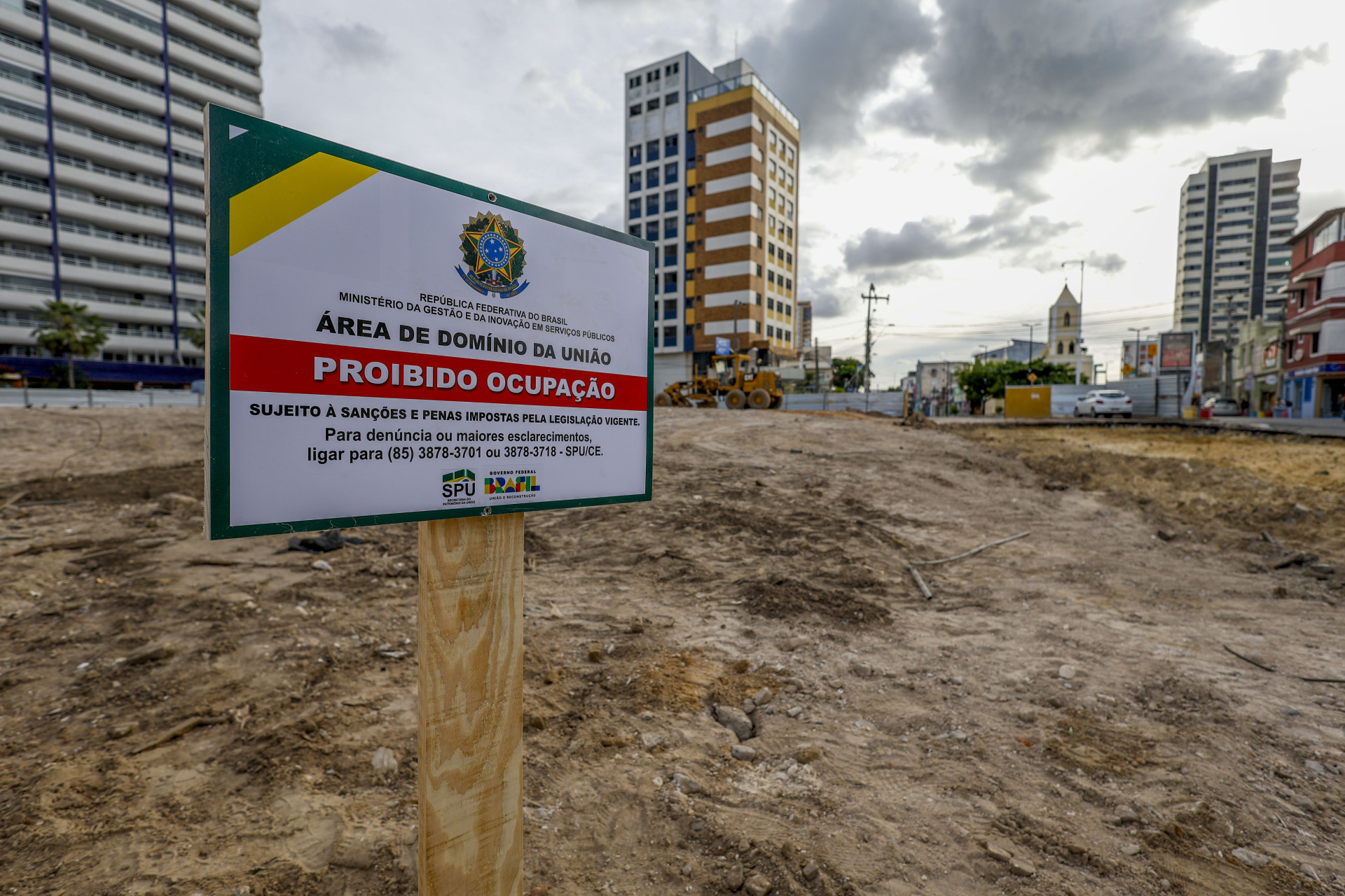 Fortaleza, CE, BR 24.06.07 - Placa da SPU indicando que terreno do Ed São Pedro é área de domínio da união  (Fco Fontenele O POVO) (Foto: FCO FONTENELE)