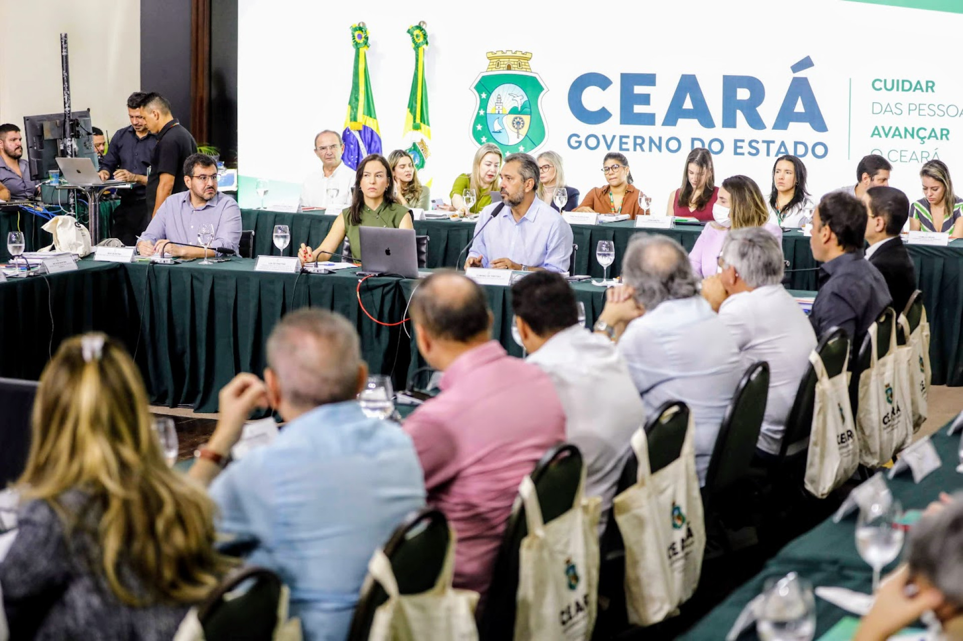 Governador Elmano de Freitas fez reunião com secretários após promover série de trocas nos comandos de pastas estaduais. Reunião ocorreu neste sábado, 8 de junho de 2024 (Foto: Hiane Braun/Governo do Ceará)