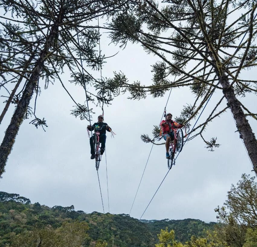 Uma tirolesa que os aventureiros percorrem em bicicletas está fazendo sucesso no Parque Mundo Novo, em Urubici, na Serra Catarinense. A Tirolesa de Bike permite aos visitantes pedalar a 120 metros de altura, num percurso de 580 metros, contando ida e volta. E oferece uma vista espetacular da Cascata do Avencal, que muitos consideram a mais bonita do sul do Brasil.

PUBLICIDADE
