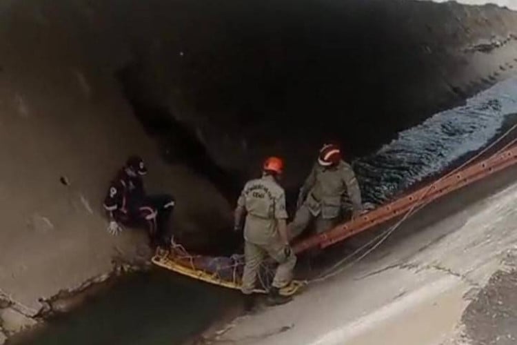 Homem cai em canal no Crato e é resgatado por bombeiros