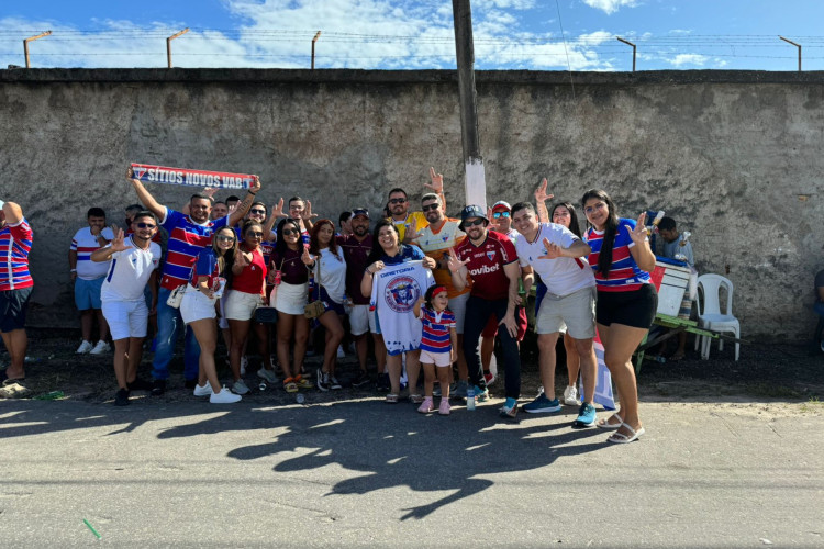 Torcedores do Fortaleza se reuniram nos arredores do estádio Rei Pelé, em Alagoas. 