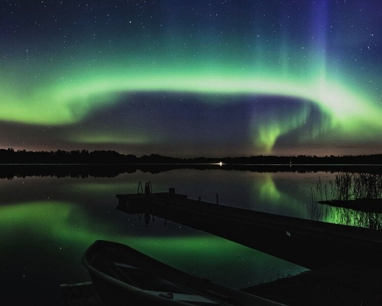 A aurora boreal é um dos fenômenos naturais mais deslumbrantes do planeta. E atrai turistas do mundo inteiro, que buscam o encantamento das luzes no céu
